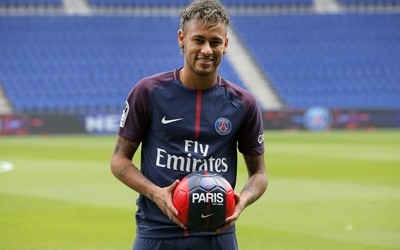 爱游戏体育热评-B费远射再献世界波