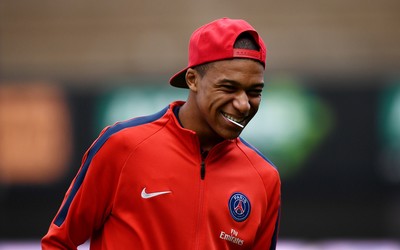 爱游戏体育焦点-勒诺尔芒赛后与球迷自拍