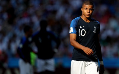 爱游戏体育播报-点球大战她闭眼罚进